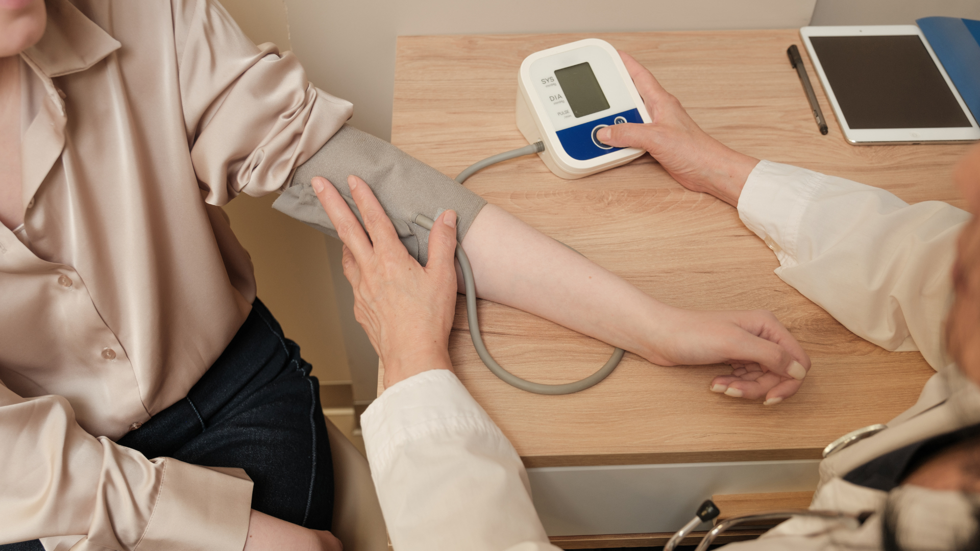 Cách dùng máy đo huyết áp đúng chuẩn để có kết quả chính xác